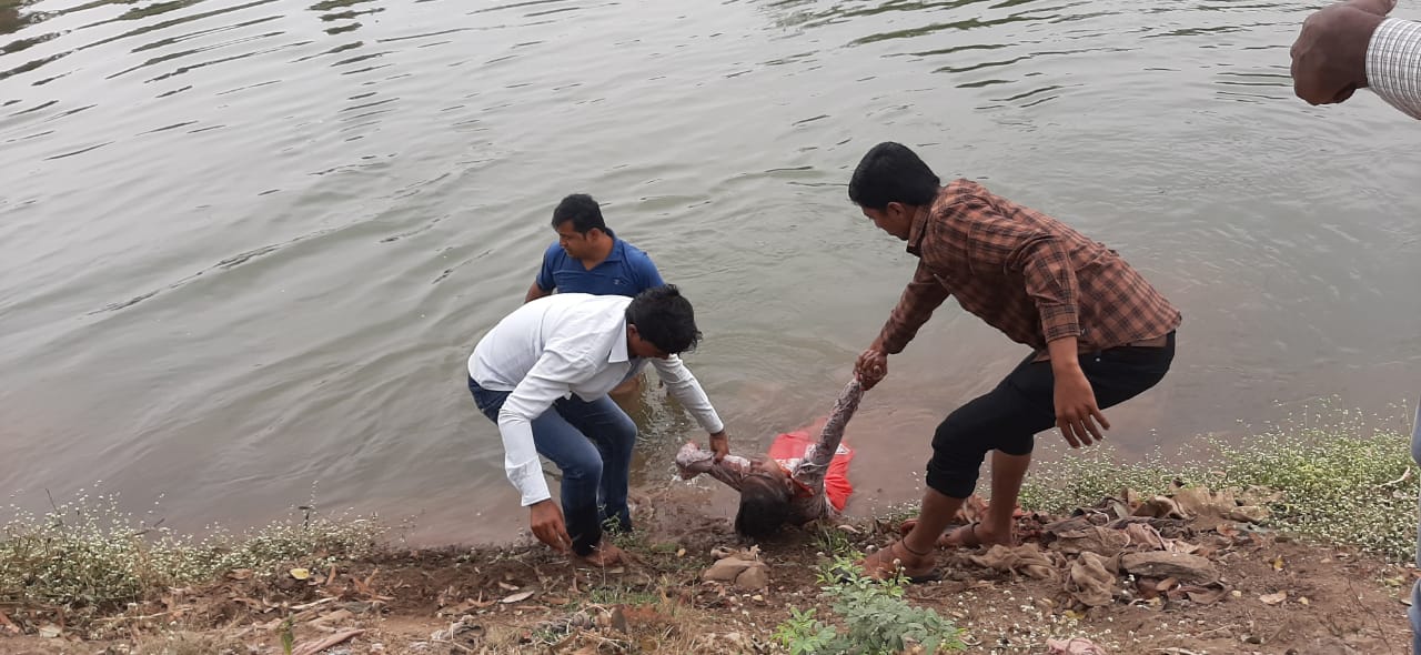 त्याच्या प्रसंगावधानाने वाचला महिलेचा जीव…