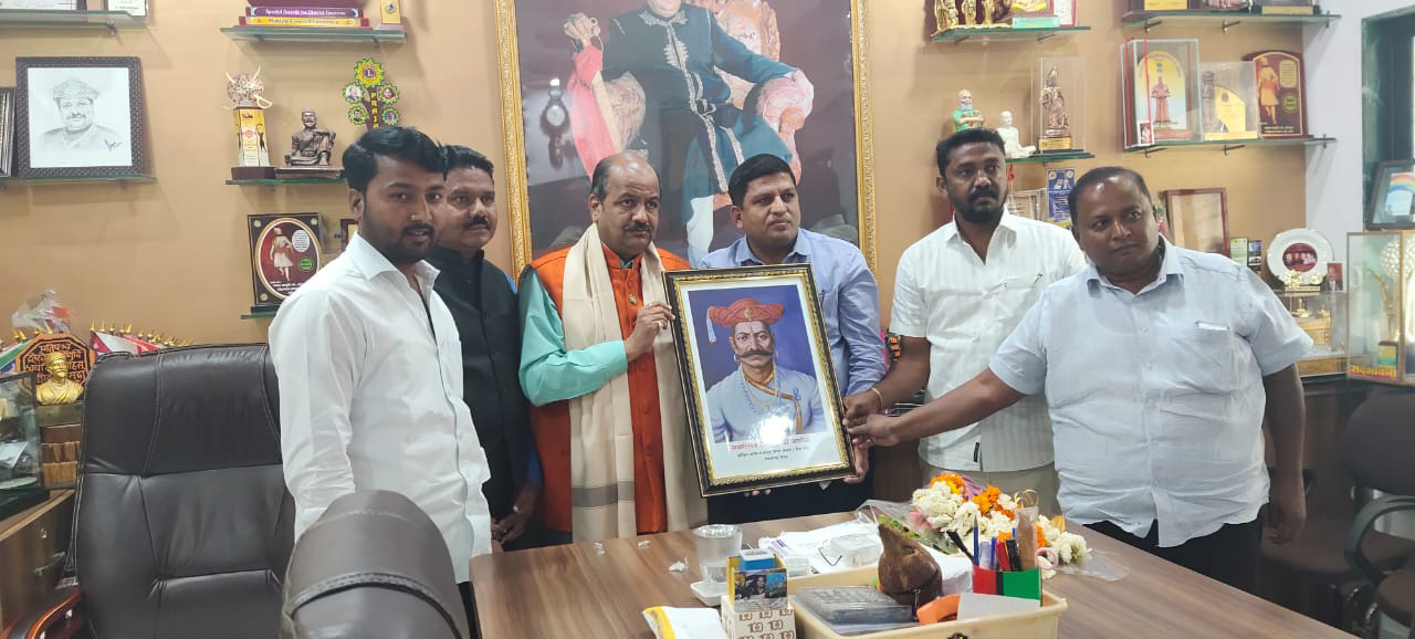 समशेरबहादूर संताजी आटोळे यांच्या तैलचित्राचे अनावरण