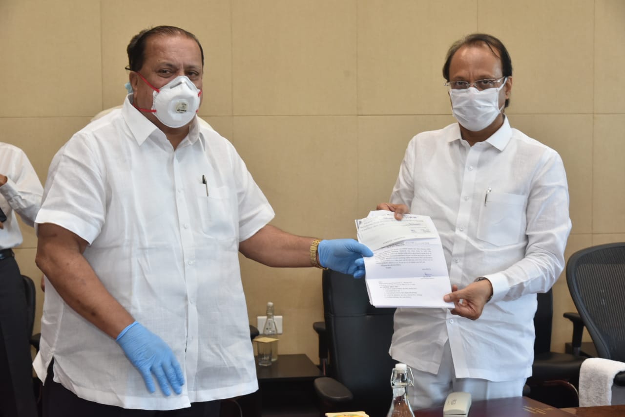 मुख्यमंत्री सहाय्यता निधी’साठी कोल्हापूर जिल्हा मध्यवर्ती बँकेकडून 2 कोटी, तर अधिकारी-कर्मचाऱ्यांकडून 22  लाख 75 हजारांचा निधी