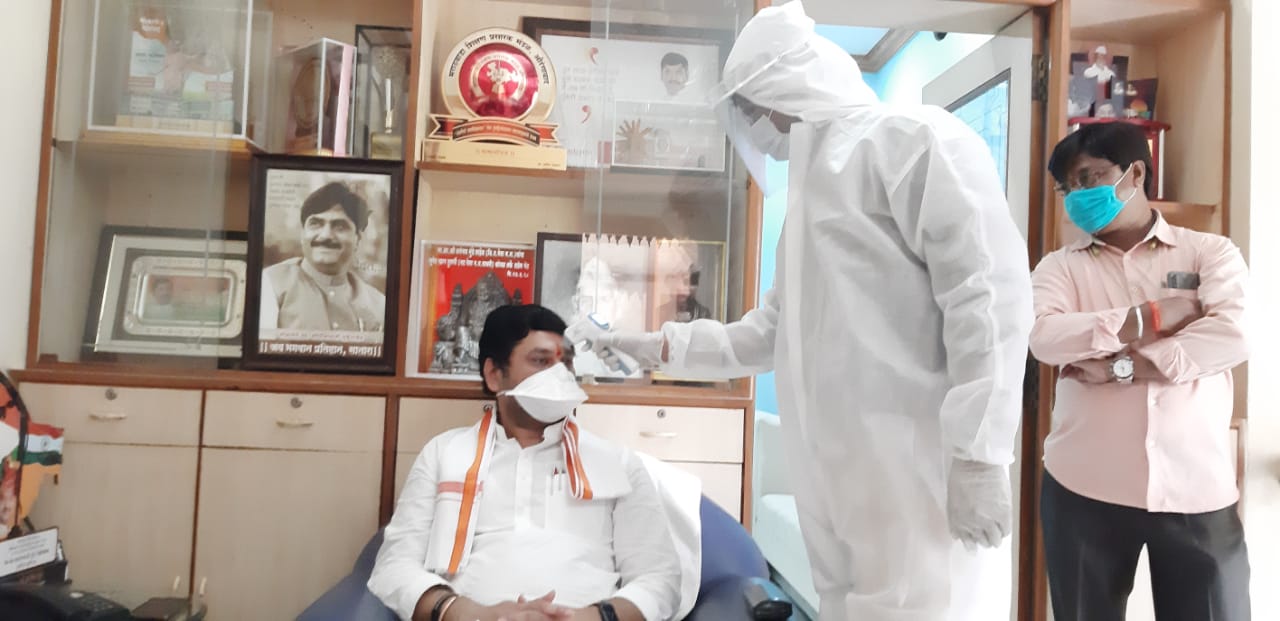 धनंजय मुंडेंच्या नाथ प्रतिष्ठान व वन रुपी क्लिनिक मार्फत परळी मतदारसंघात घरोघरी थर्मल टेस्टिंग सुरू..