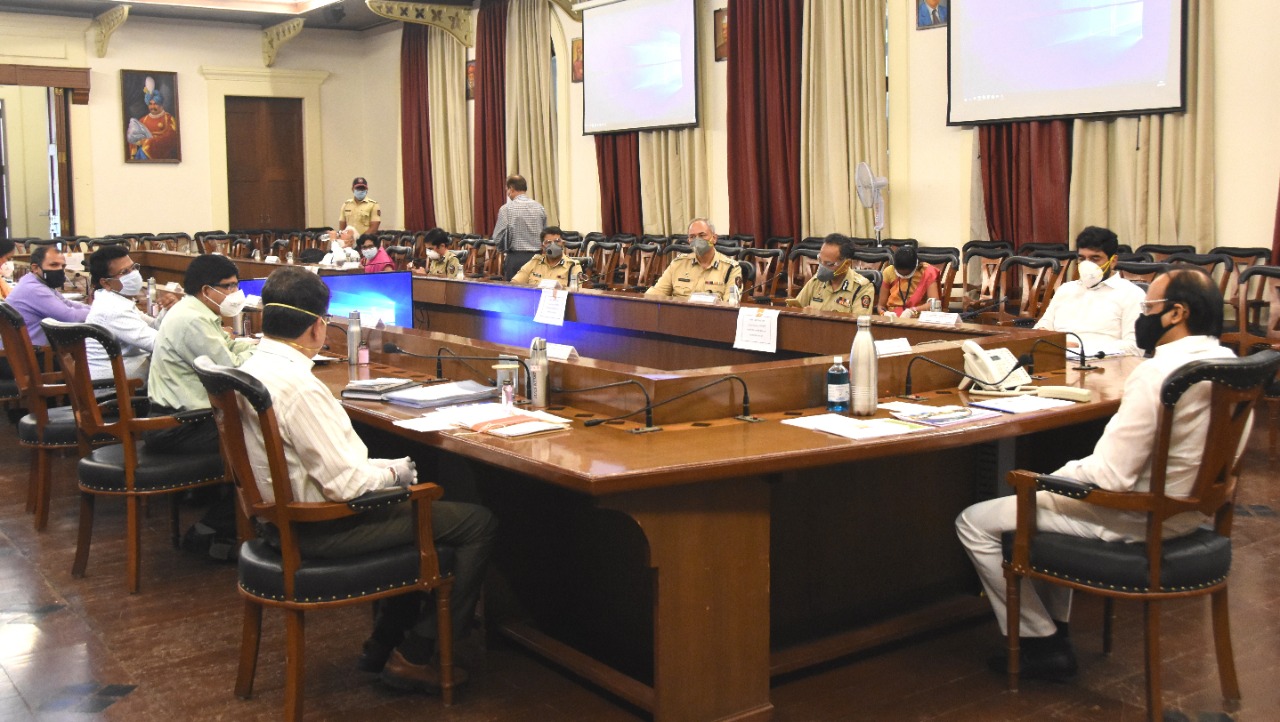 ‘कोरोना’चा फैलाव रोखण्यासाठी कॅन्टोन्मेंट परिसरात टाळेबंदीचे निर्बंध कडक राबवा : उपमुख्यमंत्री अजित पवार