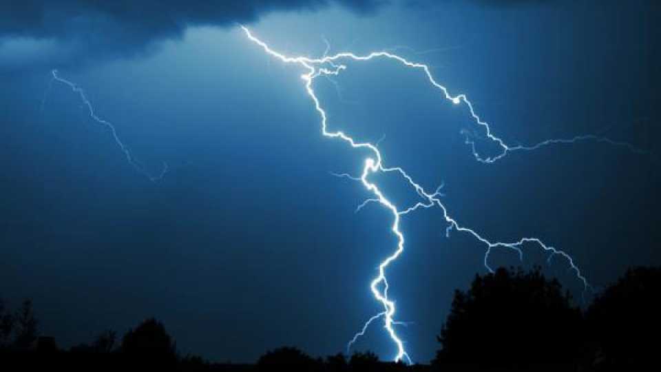 दौंड तालुक्यात वीजेने घेतला शाळकरी मुलीचा बळी