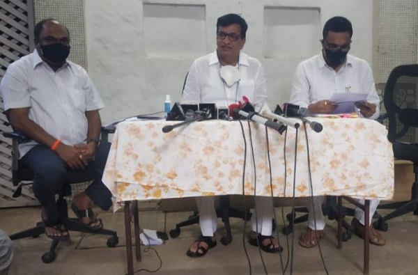 फडणवीस साहेब, अजून केंद्राने गहू सुध्दा दिला नाही राव…