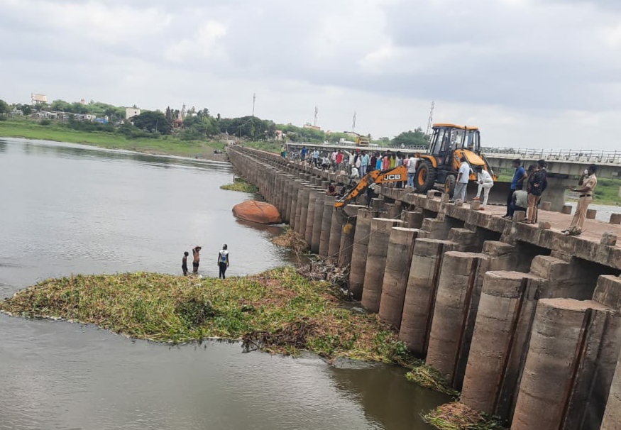 मासे पकडायला गेला आणि भीमा नदीत वाहून गेला