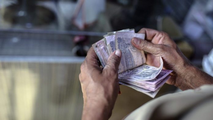 इंदापूर तहसील कार्यालयातील लिपिकास लाच घेताना अटक