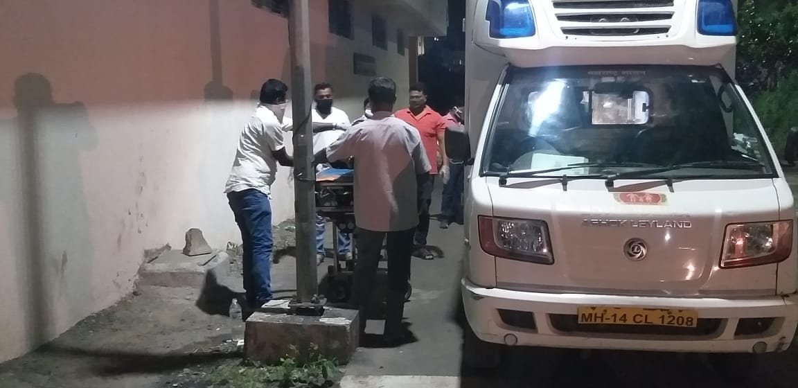 कोरोना काळात जपली माणुसकी; रस्त्याच्या कडेला पडलेल्या व्यक्तीला केलं रुग्णालयात दाखल