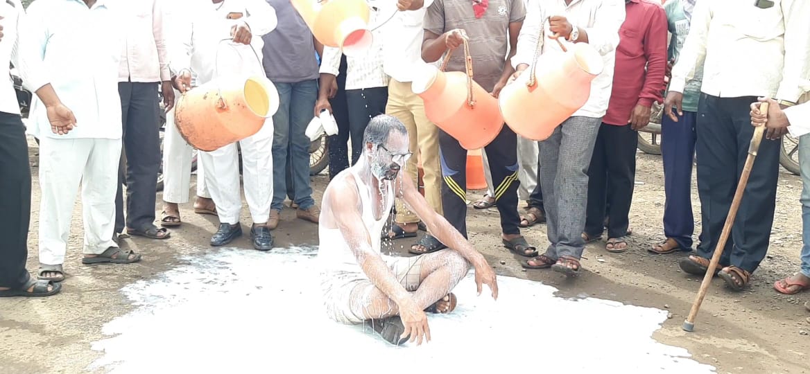 दौंडला दुध दरवाढीच्या मागणीसाठी स्वाभीमानीचे कार्यकर्ते आक्रमक; दूधाचा अभिषेक घालत सरकारविरोधात घोषणाबाजी