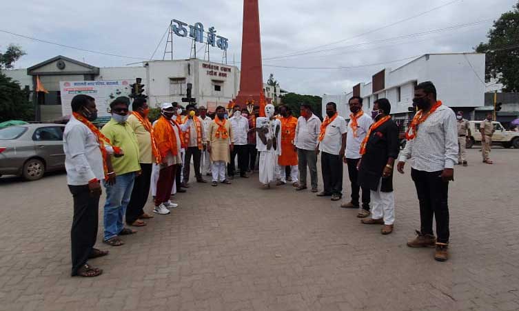 कर्नाटकातील छत्रपती शिवरायांचा पुतळा हटवल्याच्या निषेधार्थ बारामतीत शिवसेनेचे आंदोलन