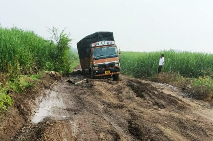 दौंड तालुक्यात कोट्यावधीचे रस्ते खड्यात; जीवघेण्या खड्ड्यांमुळे नागरीक हैराण