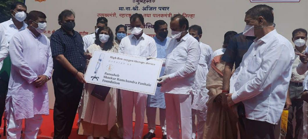 सिल्व्हर ज्युबिली हॉस्पिटलसाठी हाय-फ्लो ऑक्सिजन थेरपी मशीन उपमुख्यमंत्री अजित पवार यांच्याकडे सुपूर्द