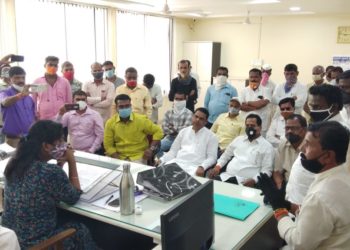शिवसेनेच्या वाघांची तहसीलदार कार्यालयात धडक; अधिकारी – नेत्यांमध्ये रंगली जुगलबंदी..