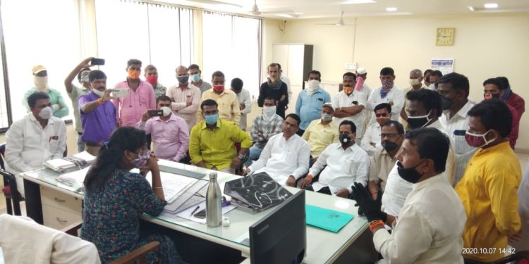 शिवसेनेच्या वाघांची तहसीलदार कार्यालयात धडक; अधिकारी – नेत्यांमध्ये रंगली जुगलबंदी..