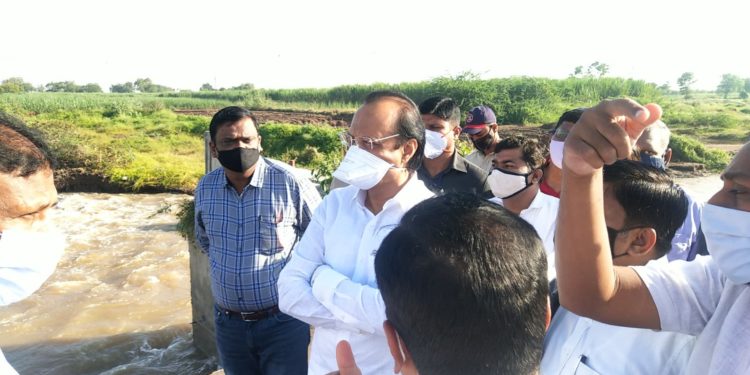 आधी ओढ्याभोवतीची अतिक्रमणे काढा, अजित पवारचे अतिक्रमण असेल तरीही मुलाहिजा बाळगू नका – अजितदादा गरजले..