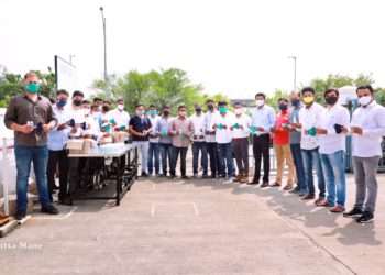 शरयु फौंडेशनच्या अध्यक्षा शर्मिला पवार यांच्या वाढदिवसानिमित्त मास्क व सॅनिटायझरचे वाटप