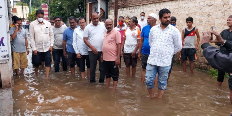 हर्षवर्धन पाटील यांचेकडून इंदापूर शहरातील पूर परिस्थितीची पाहणी; शासनाने तात्काळ मदत करण्याची मागणी