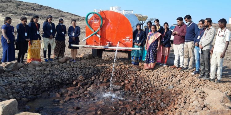त्यांच्या श्रमदानाचं प्रतिबिंब उमटलं पाणवठ्यात..! विद्या प्रतिष्ठानच्या सुपे शाळेचा अनोखा उपक्रम