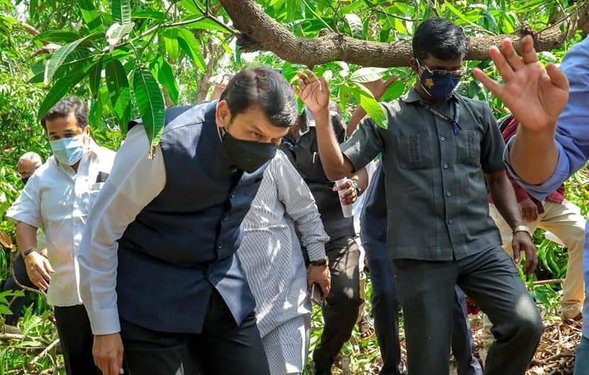 मुख्यमंत्री उध्दव ठाकरे यांनी लिपस्टीक दौरा केला…नितीश राणेंची टिका, तर चित्रा वाघ म्हणाल्या, देवेंद्रजी काय राव, तुमच्यामुळे मुख्यमंत्रीही कोकणात पोचले..!