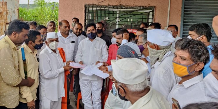 सार्वजनिक बांधकाममंत्री एकनाथ शिंदे यांनी रिंगरोड बाधित शेतकऱ्यांच्या समस्या जाणून घेतल्या