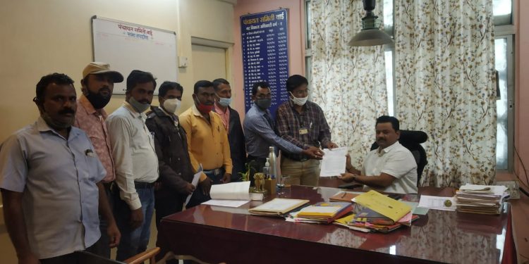 डॉक्टरांच्या बेमुदत  संपामुळे  गोपालक अडचणीत.. ऐन पावसाळ्यात जनावरांच्या उपचाराचा प्रश्न..!