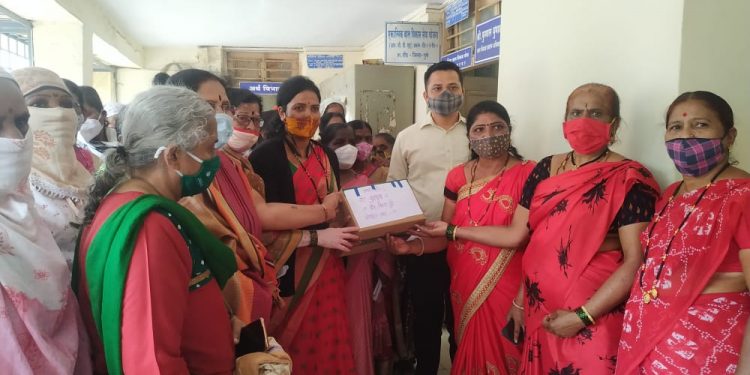 दौंड तालुक्यातील अंगणवाडी सेविकांचे विविध मागण्यासांठी आंदोलन,  शासनाला मोबाईल केले परत.
