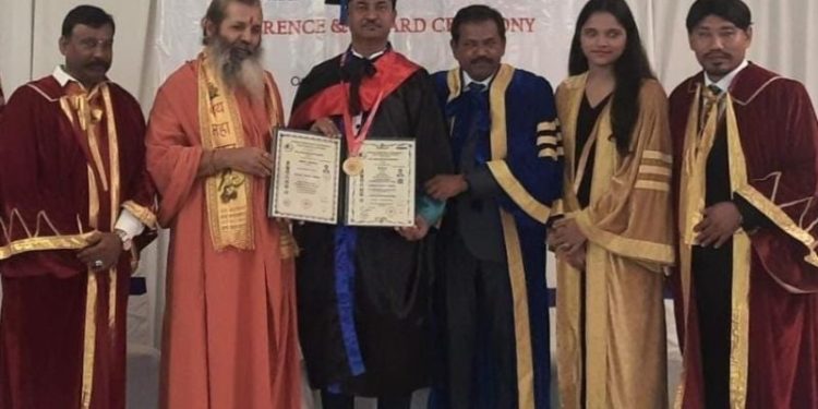 निमगाव केतकीचे शिक्षक साहित्यिक संजय जगताप यांना मानद डॉक्टरेट प्रदान..! शिक्षक, साहित्यिक क्षेत्रातूनअभिनंदनाचा वर्षाव..!
