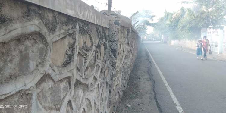 एमईएस हायस्कुलची सीमा भिंत धोकादायक अवस्थेत! मोठा अपघात होण्याची शक्यता!