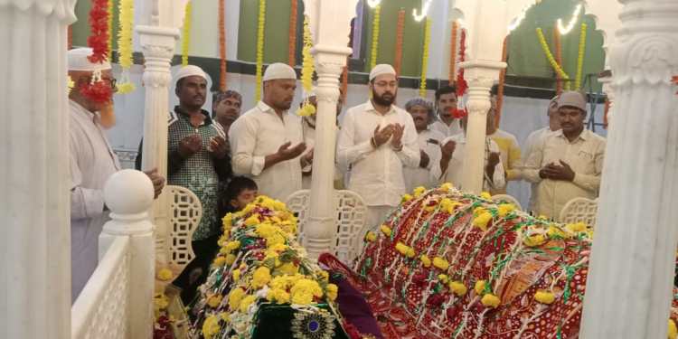 राजवर्धन पाटील यांनी लुमेवाडी दर्ग्यात फुलांची चादर अर्पण करून घेतले दर्शन..!
