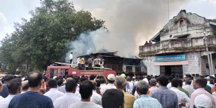वाई भाजी मंडईत दुकानाला भीषण आग! नागरिकांची पळापळ!