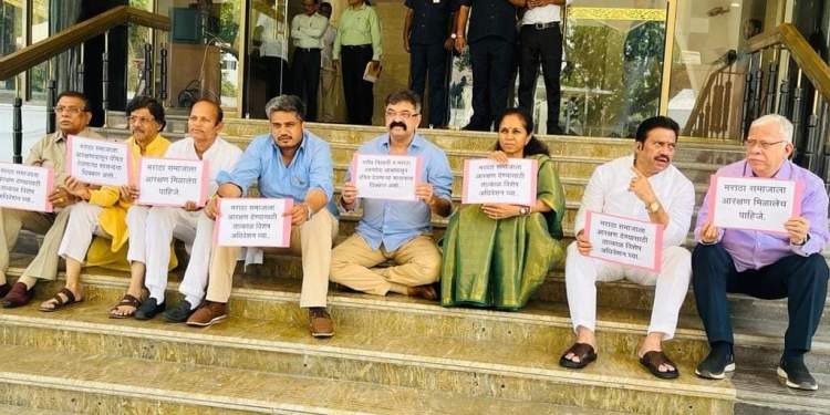मराठा आरक्षणासाठी विशेष अधिवेशन बोलवा म्हणत आमदार, खासदार विधान भवनाच्या पायऱ्यावर! आमदारांना पोलिसांनी घेतलं ताब्यात!