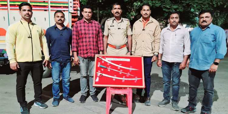 घरात तलवारी, गुप्ती ठेवणाऱ्या बापलेकाला कोतवाली पोलिसांनी घेतलं ताब्यात!