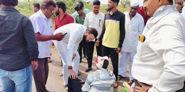 अपघातात जखमी झालेल्या नागरिकाच्या मदतीसाठी राजवर्धन पाटील धावले..! पुणे -सोलापूर महामार्गावर भिगवण जवळ झाला अपघात..!