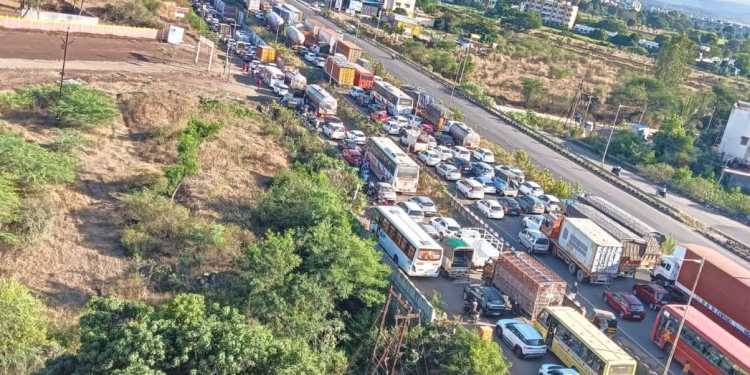 धनगर आंदोलकांनी पुणे सातारा महामार्ग रोखला..