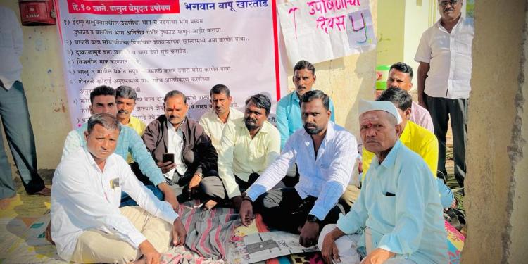 सतत श्रेयाची लढाई करणाऱ्यांना इंदापूरच्या नेत्यांना तालुक्याला संपूर्ण दुष्काळी जाहीर करण्यासाठी लढाई का करावी वाटत नाही? कोणी कोनशीलेवरून भांडतोय, तर कोणी पाण्याचे श्रेय घेऊन.. पाच दिवस एकजण उपोषणाला बसलाय, त्याच्याकडे कोणाचेच लक्ष नाही.!