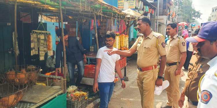 बरं का खंडेराव.. अहो कर्जत, नगर, सिन्नर नंतर आता चंद्रशेखर यादव दौंडला आलेत बरं का? सगळेच पोलीस काय फक्त हाणामारीची मज्जा बघत नाहीत; लोकांच्या दररोजच्या गरजा, निकड आणि अडचणी सोडवण्यासाठी सुद्धा पोलीस काम करतात बरं!