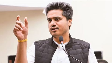पक्ष आणि कुटुंब भाजपने फोडलं आणि आता अजितदादांच्या माध्यमातून बारामतीमध्ये पवार विरुद्ध पवार खेळी! रोहित पवारांचा आरोप!