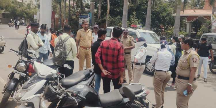 बारामतीत शाळा, महाविद्यालय परिसरात फिरणाऱ्या टुकार व रोडरोमियोंना दणका