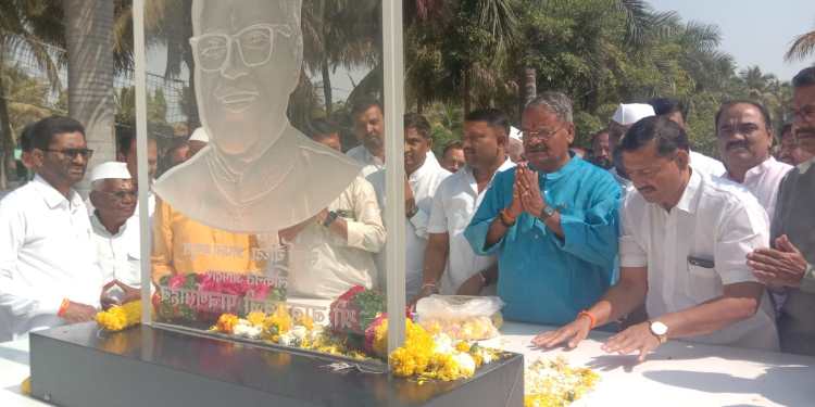 आढळराव शिरूर मध्ये आले पाचर्णे यांच्या स्मारकाला भेट देऊन अभिवादन केलं…!