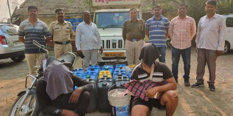 दौंड तालुक्यातील पांढरेवाडीत बेकायदा दारू वाहतूक करणाऱ्या वाहनांवर दौंड राज्य उत्पादन शुल्क विभागाची मोठी कारवाई ! पावणे सहा लाखांचा मुद्देमाल जप्त !