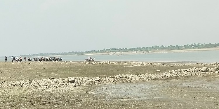 नातेवाईकांचा धीर खचू लागला.. उजनीकाठचे गावकरी व नातेवाईक आक्रमक!