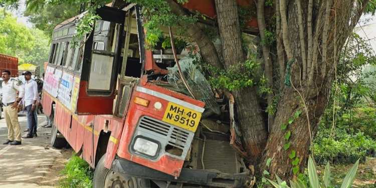 पुणे सोलापूर राष्ट्रीय महामार्गावर एसटी बसचा भीषण अपघात! ३० पेक्षा अधिक प्रवासी जखमी! दौंड तालुक्यातील सहजपूर जवळी घडली घटना !