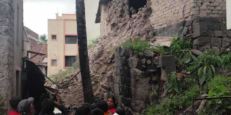 घराची भिंत कोसळून एक महिला ठार तर एक जखमी