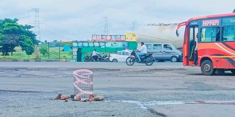 पाटसला पालखी महामार्गाकडे वळणाऱ्या रस्त्यावर भला मोठा खड्डा ठरतोय अपघाताला निमंत्रण!