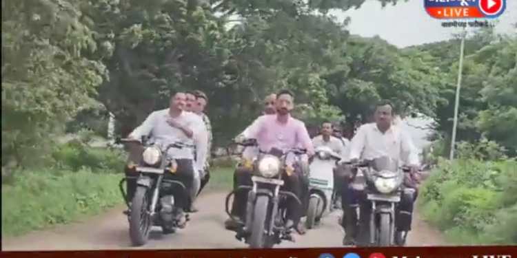 बारामतीत जय पवार यांनी बुलेट सवारी,दुचाकीवरून केला ग्रामीण भागाचा दौरा