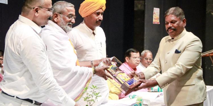 रामराजे नाईक निंबाळकर यांच्यासह ओझर्डे गावचे सुपुत्र किरण सोनावणे यांचा साताराभूषण पुरस्काराने मुंबईत सन्मान!