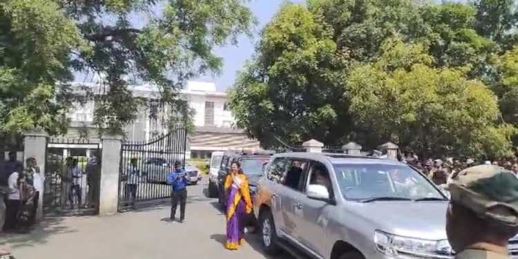 सुप्रिया सुळेंना डिवचलं! कार्यकर्त्यांनी घोषणा दिल्या; एकच वादा अजित दादा.. मग सुप्रिया सुळे यांनी शांतपणे केला नमस्कार!