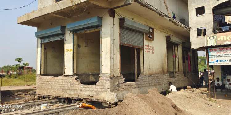काटेवाडी नंतर इंदापूर तालुक्यातीलही एक इमारत चक्क उचलून दुसरीकडे नेली जाणार!