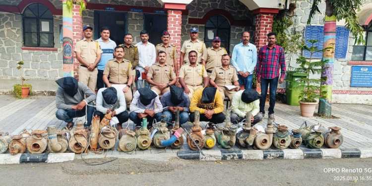 ऑनलाइन रमीच्या नादात त्या सहा जणांनी चक्क शेतकऱ्यांनाच लुटले.. एवढेच नाही स्वतःच्या बापाच्या शेतातीलही वीजपंप रमीबाज लेकाने चोरला! बारामती तालुक्यात 18 वीजपंप कशामुळे चोरले गेले?