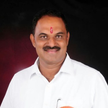 मुंबईच्या अनोळखी रस्त्यावर शिरूर तालुक्यातल्या मुली.. अन् रात्रीची वेळ.. लाडक्या बहिणीच्या सुरक्षेसाठी भाऊ आला धावून..!