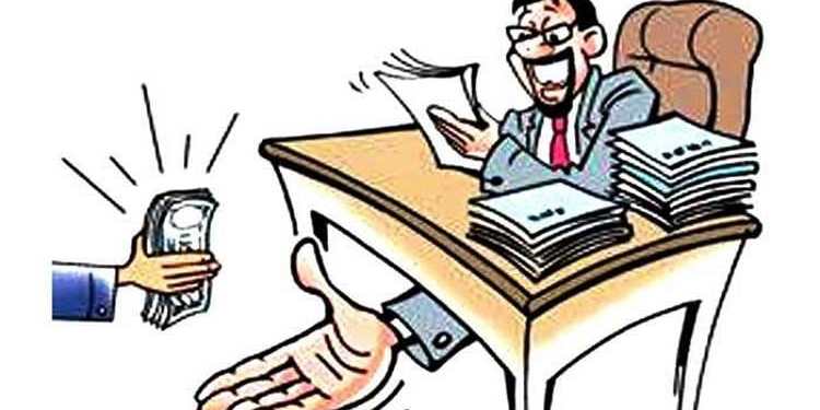 बारामतीत नक्की चाललंय तरी काय? अधिकारी बिनधास्तपणे घेतात लाच! पंचायत समितीतील कर्मचाऱ्याचा व्हिडिओ झाला व्हायरल!