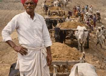 1972 चा दुष्काळ.. त्या सुकडीच्या गोडव्यात गावाने जपली आपली खरी ओळख.. दुष्काळाच्या राखेतून उगवलेला तो एकोप्याचा फुलोरा..!